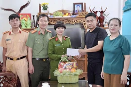 Thượng tá Ksor H’Bơ Khắp-Phó Giám đốc Công an tỉnh Gia Lai thăm, động viên Đại úy Phùng Quốc Chung bị thương khi thực hiện nhiệm vụ. Ảnh: Hân Hòa