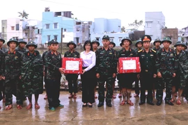 Phó Chủ tịch UBND tỉnh Nguyễn Thị Thanh Lịch thăm, động viên các đơn vị quân đội tham gia khắc phục hậu quả mưa lũ.