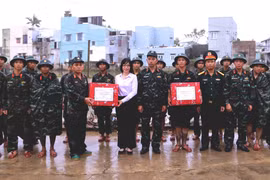 Phó Chủ tịch UBND tỉnh Nguyễn Thị Thanh Lịch thăm, động viên các đơn vị quân đội tham gia khắc phục hậu quả mưa lũ.