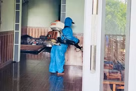 Các địa phương tiến hành khoanh vùng và xử lý triệt để ổ dịch sốt xuất huyết. Ảnh: N.N