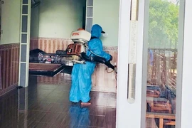 Các địa phương tiến hành khoanh vùng và xử lý triệt để ổ dịch sốt xuất huyết. Ảnh: N.N