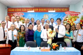 Ban Chấp hành Hội Cựu giáo chức tỉnh Gia Lai khóa I ra mắt Đại hội. Ảnh: Hoàng Vũ