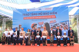 Gia Lai: Trao tặng gần 300 mũ bảo hiểm cho học sinh Trường Tiểu học Lê Quý Đôn