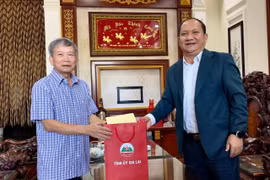 Phó Bí thư Thường trực Tỉnh ủy Rah Lan Chung thăm, tặng quà nguyên lãnh đạo Tỉnh ủy Gia Lai (cũ)