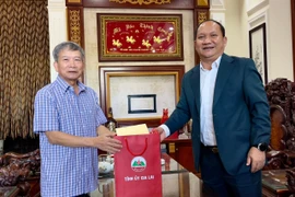 Phó Bí thư Thường trực Tỉnh ủy Rah Lan Chung thăm, tặng quà nguyên lãnh đạo Tỉnh ủy Gia Lai (cũ)