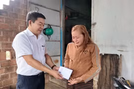 Lãnh đạo phường Hoài Nhơn Đông trao tiền hỗ trợ cho đại diện gia đình ngư dân Hà Quốc Phong. 