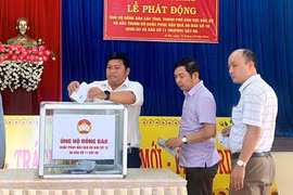 Cán bộ, đảng viên và người dân xã Al Bá (tỉnh Gia Lai) ủng hộ đồng bào miền Bắc và Bắc Trung Bộ khắc phục hậu quả bão lũ. Ảnh: N.S