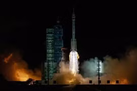 Tên lửa đẩy Trường Chinh-2F mang theo tàu vũ trụ Thần Châu-21 phóng lên không gian. Ảnh: Reuters/ANTĐ