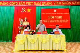 Phó Bí thư Tỉnh ủy, Trưởng đoàn ĐBQH tỉnh Châu Ngọc Tuấn (đứng) cùng các ĐBQH tiếp xúc cử tri tại xã Ia Hrung.