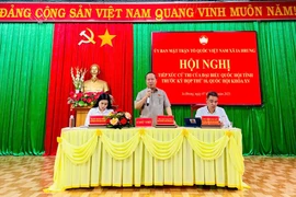 Phó Bí thư Tỉnh ủy, Trưởng đoàn ĐBQH tỉnh Châu Ngọc Tuấn (đứng) cùng các ĐBQH tiếp xúc cử tri tại xã Ia Hrung.