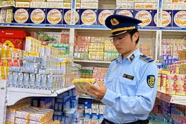 Lực lượng Quản lý thị trường tỉnh Gia Lai tăng cường kiểm tra hàng hóa nhằm đảm bảo chất lượng đến người tiêu dùng. Ảnh: V.T