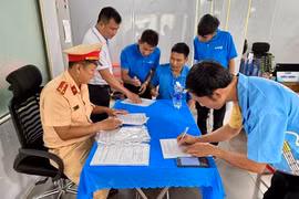 Tài xế của Công ty Cổ phần vận tải và du lịch LADO tại phường Bồng Sơn ký cam kết tuân thủ Luật Trật tự, an toàn giao thông đường bộ. 