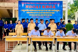 Học sinh Trường THPT Nguyễn Trân ký cam kết tại chương trình. Ảnh: N.L