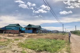 Đến nay, 24 hộ dân tại khu tái định cư đã xây dựng nhà ở và sinh sống ổn định. Ảnh: L.N