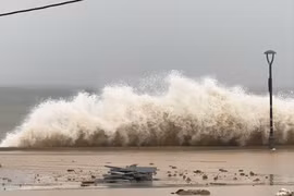 Sóng biển tại khu vực xã đảo Nhơn Châu hiện rất mạnh. Ảnh: H.H