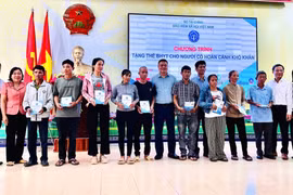 Tặng 110 thẻ BHYT cho người dân có hoàn cảnh khó khăn tại xã Phù Mỹ Bắc.