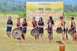 Người dân làng Dun De tham gia buổi phục dựng lễ Cúng lúa mùa. Ảnh: Lam Nguyên