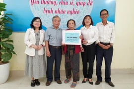 Chủ tịch Hội Bảo trợ bệnh nhân nghèo tỉnh Gia Lai đại diện các nhà tài trợ trao hơn 44,3 triệu đồng cho gia đình bệnh nhân Hồ Ngọc Thao. 