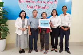 Chủ tịch Hội Bảo trợ bệnh nhân nghèo tỉnh Gia Lai đại diện các nhà tài trợ trao hơn 44,3 triệu đồng cho gia đình bệnh nhân Hồ Ngọc Thao. 