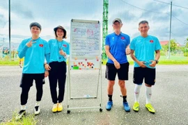 Anh Nguyễn Thanh Hùng (bìa phải) hiện là huấn luyện viên tại học viện HAGL. 