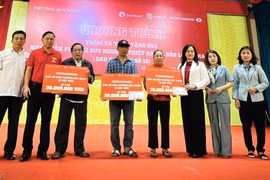 Gia Lai: Tặng quà cho người dân, học sinh hoàn cảnh khó khăn