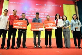 Gia Lai: Tặng quà cho người dân, học sinh hoàn cảnh khó khăn