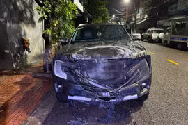 Chiếc xe bị cháy phần đầu, ước thiệt hại 100 triệu đồng. Ảnh: ĐVCC