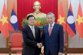 Tổng Bí thư Tô Lâm (bìa phải) và Tổng Bí thư, Chủ tịch nước Lào Thongloun Sisoulith.