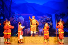 Màn khai từ của vở tuồng Khát vọng non sông lôi cuốn người xem ngay khi sân khấu mở màn. Ảnh: Ngọc Nhuận