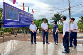 Phó Chủ tịch UBND tỉnh Nguyễn Thị Thanh Lịch đến thăm Di tích lịch sử chiến thắng Plei Me (xã Ia Pia). Ảnh: Vũ Thảo