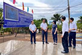 Phó Chủ tịch UBND tỉnh Nguyễn Thị Thanh Lịch đến thăm Di tích lịch sử chiến thắng Plei Me (xã Ia Pia). Ảnh: Vũ Thảo