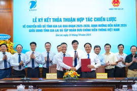 Lãnh đạo UBND tỉnh Gia Lai và VNPT cùng trao bản thỏa thuận hợp tác chiến lược về chuyển đổi số. Ảnh: N.H