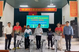 Đại diện Câu lạc bộ Chư Păh Runners trao tặng xe đạp cho các học sinh vượt khó vươn lên trong học tập. Ảnh: BTC