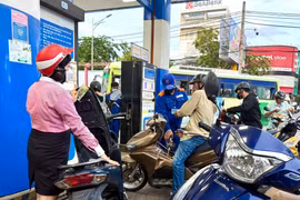 Sau khi điều chỉnh vào chiều 16-10, giá xăng RON95-III tiến sát 20.000 đồng/lít. Ảnh: Mộc Trà