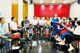 Các nghệ nhân, nhạc công tập luyện để chuẩn bị cho Liên hoan hô hát Bài chòi khu vực Trung Bộ. Ảnh: P.L