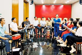 Các nghệ nhân, nhạc công tập luyện để chuẩn bị cho Liên hoan hô hát Bài chòi khu vực Trung Bộ. Ảnh: P.L