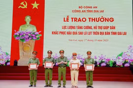 Tặng giấy khen cho 120 tập thể, cá nhân hỗ trợ, giúp đỡ nhân dân Gia Lai khắc phục hậu quả mưa lũ.