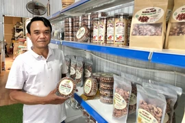 Ông Nguyễn Đình Thành, hộ kinh doanh tại thôn Lâm Tôk giới thiệu các sản phẩm đạt OCOP 3 sao của gia đình. Ảnh: L.N