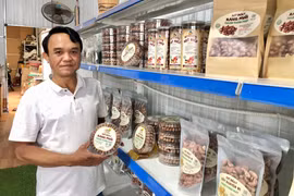 Ông Nguyễn Đình Thành, hộ kinh doanh tại thôn Lâm Tôk giới thiệu các sản phẩm đạt OCOP 3 sao của gia đình. Ảnh: L.N