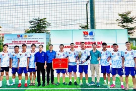 Đại diện Ban tổ chức trao giải nhất cho đội bóng Đoàn phường Pleiku. Ảnh: Minh Chí