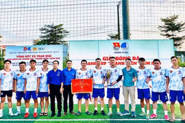 Đại diện Ban tổ chức trao giải nhất cho đội bóng Đoàn phường Pleiku. Ảnh: Minh Chí