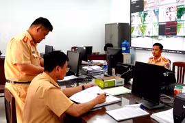 Kiểm tra, đối chiếu thông tin, hình ảnh phương tiện vi phạm giao thông bị camera ghi lại.