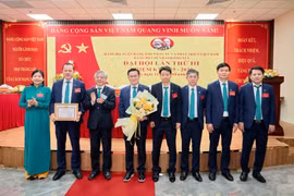 Ban Chấp hành Đảng bộ BIDV Chi nhánh Phố Núi nhận giấy khen hoàn thành xuất sắc nhiệm vụ năm 2025 của Đảng ủy BIDV. Ảnh: K.A