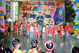 Đại tá Hoàng Đức Tỏa-Bí thư Đảng ủy, Phó Giám đốc Đoàn KT-QP 715 tặng quà cho các cháu thiếu nhi.