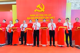 Các đại biểu cắt băng khai mạc triển lãm ảnh “Đảng bộ tỉnh Gia Lai-Tự hào viết tiếp truyền thống vẻ vang”. Ảnh: Trần Dung