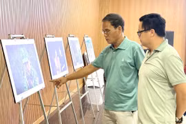 Nhà thơ Đào Đức Tuấn (thứ 2 từ phải sang) khẳng định người nghệ sĩ cần hun đúc tinh thần lao động sáng tạo phù hợp với thời kỳ mới. Ảnh: Lam Nguyên