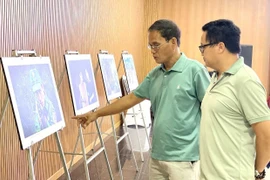 Nhà thơ Đào Đức Tuấn (thứ 2 từ phải sang) khẳng định người nghệ sĩ cần hun đúc tinh thần lao động sáng tạo phù hợp với thời kỳ mới. Ảnh: Lam Nguyên