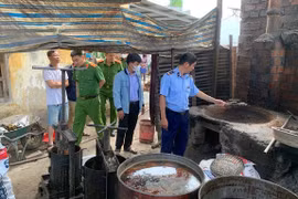 Lực lượng chức năng tỉnh Gia Lai phát hiện 281 kg mỡ động vật bẩn tại nhà bà H. 