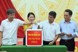 Các cơ quan, đơn vị, cá nhân trên địa bàn xã Vạn Đức ủng hộ đồng bào vùng bão lũ khắc phục thiệt hại. Ảnh: H.H