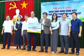 Công ty VEPIC trao tặng hơn 141.000 bản sách giáo khoa Cánh Diều cho học sinh vùng lũ Gia Lai
